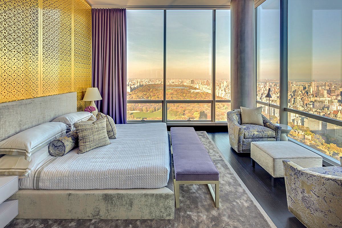 Ph&ograve;ng ngủ căn hộ One57 sở hữu tầm nh&igrave;n ngoạn mục ra C&ocirc;ng vi&ecirc;n Trung t&acirc;m v&agrave; đường ch&acirc;n trời của Th&agrave;nh phố New York.