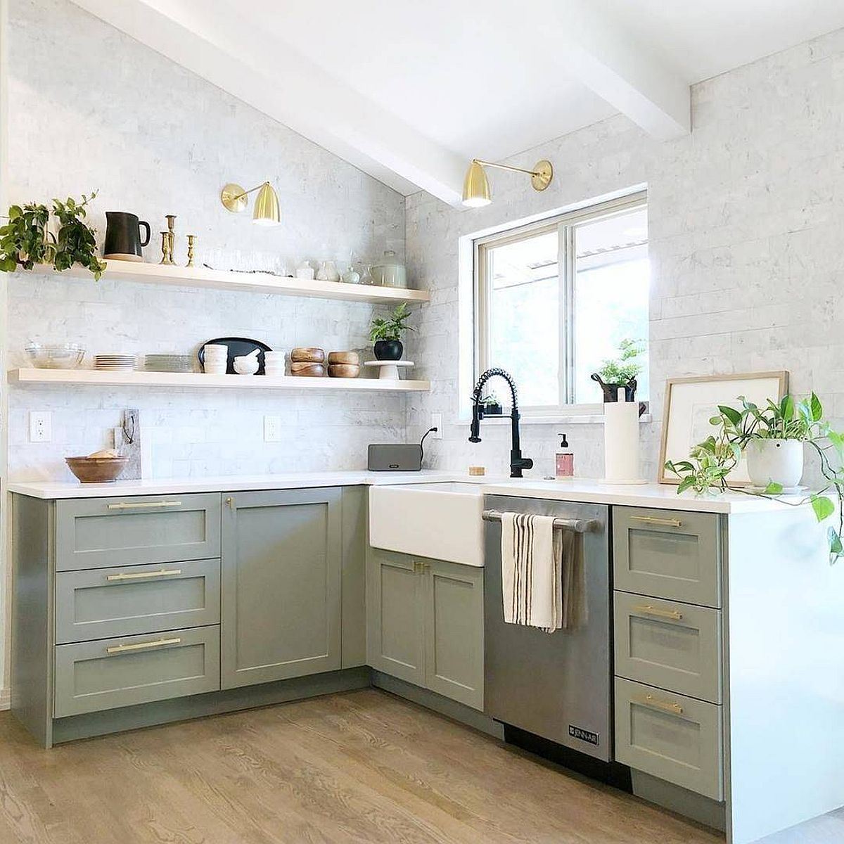 Mẫu ph&ograve;ng bếp chữ L được thiết kế theo phong c&aacute;ch tối giản tinh tế.
