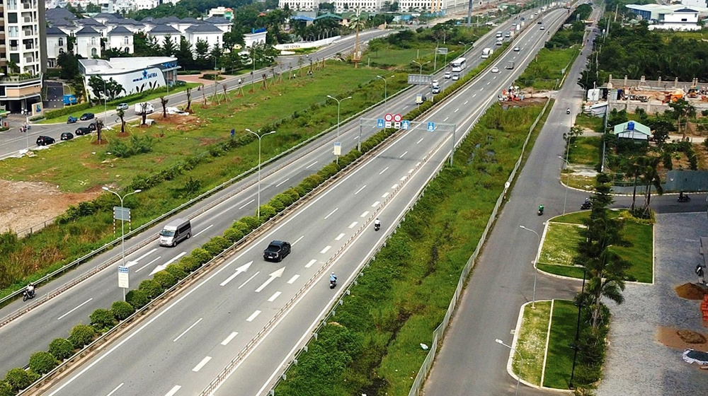 tuyến cao tốc 2 l&agrave;n xe c&oacute; xe cộ đang chạy