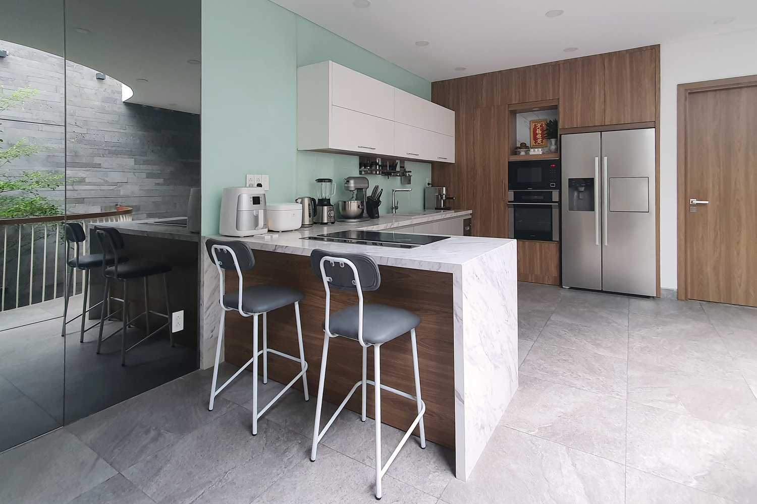 Trong khu bếp c&ograve;n c&oacute; quầy bar nhỏ l&agrave;m nơi ăn s&aacute;ng tiện dụng cho hai người.