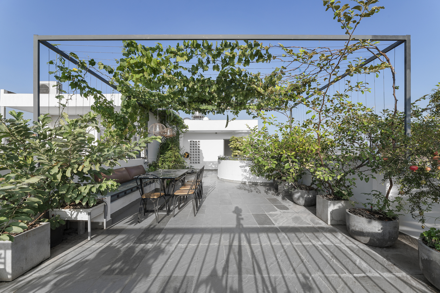 Khu BBQ ngập tr&agrave;n c&acirc;y xanh, nắng gi&oacute; tr&ecirc;n s&acirc;n thượng.