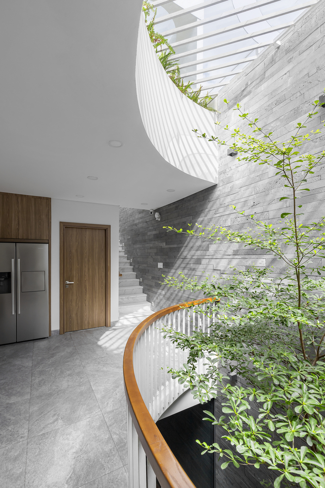 Với khoảng th&ocirc;ng tầng độc đ&aacute;o n&agrave;y, nắng gi&oacute; tự nhi&ecirc;n đều c&oacute; thể len lỏi v&agrave;o mọi ng&oacute;c ng&aacute;ch trong nh&agrave; phố kết hợp văn ph&ograve;ng. 