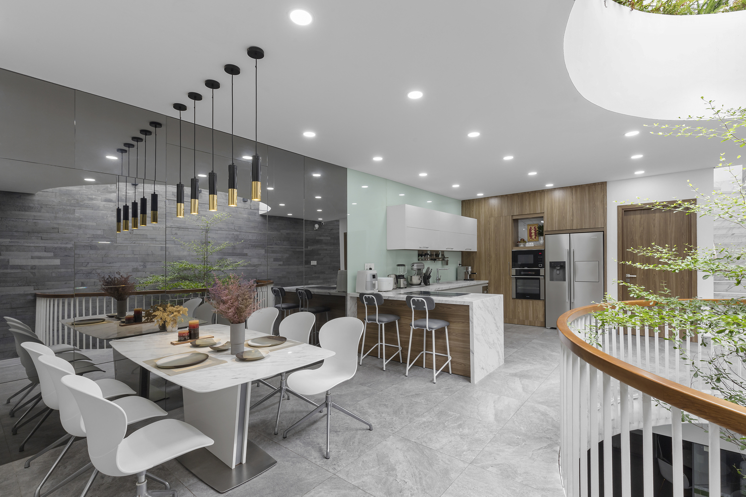 ph&ograve;ng bếp li&ecirc;n th&ocirc;ng ph&ograve;ng ăn rộng r&atilde;i