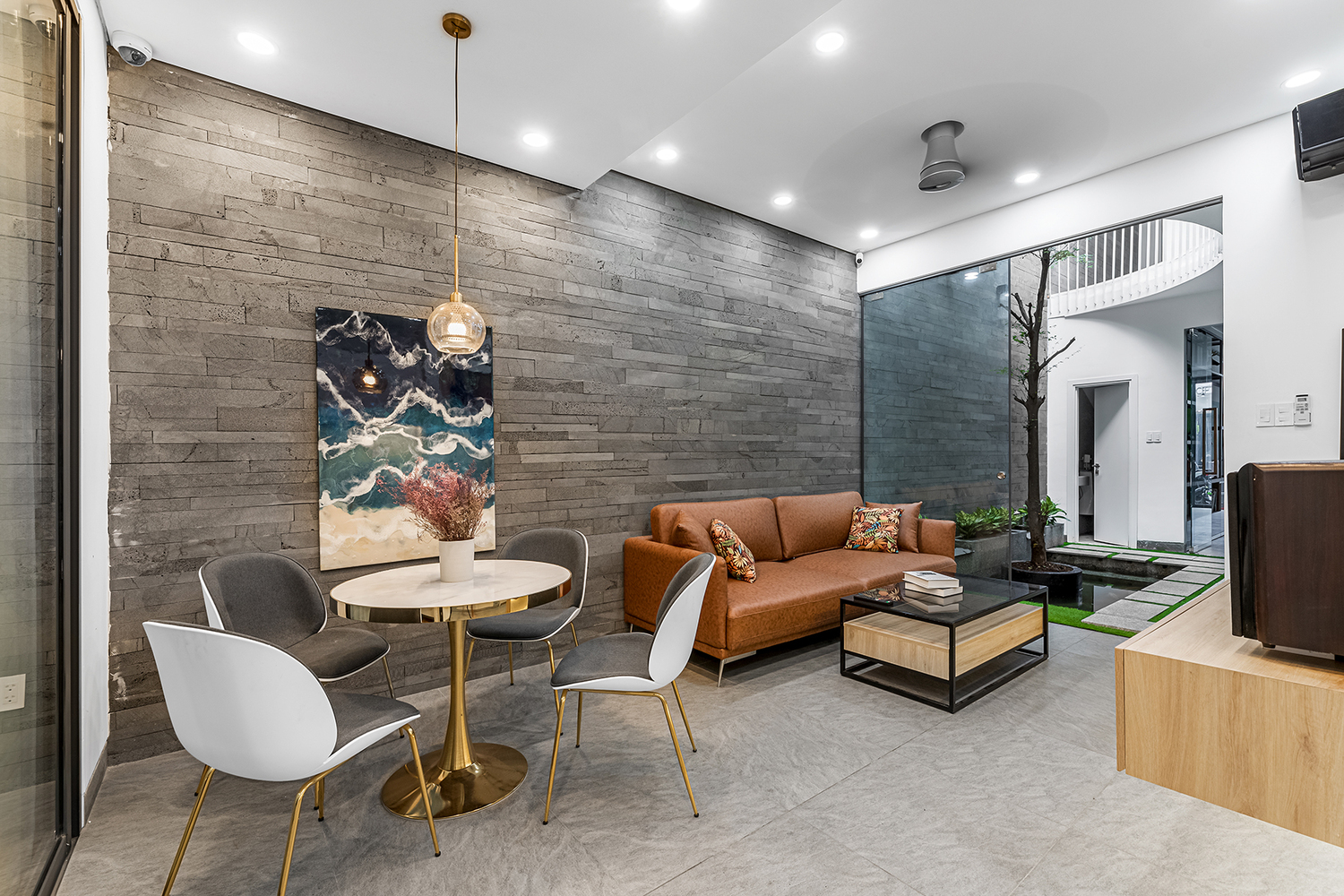 Ph&ograve;ng kh&aacute;ch phong c&aacute;ch hiện đại, sử dụng m&agrave;u trung t&iacute;nh chủ đạo l&agrave;m nền cho nội thất m&agrave;u sắc c&agrave;ng trở n&ecirc;n nổi bật hơn.