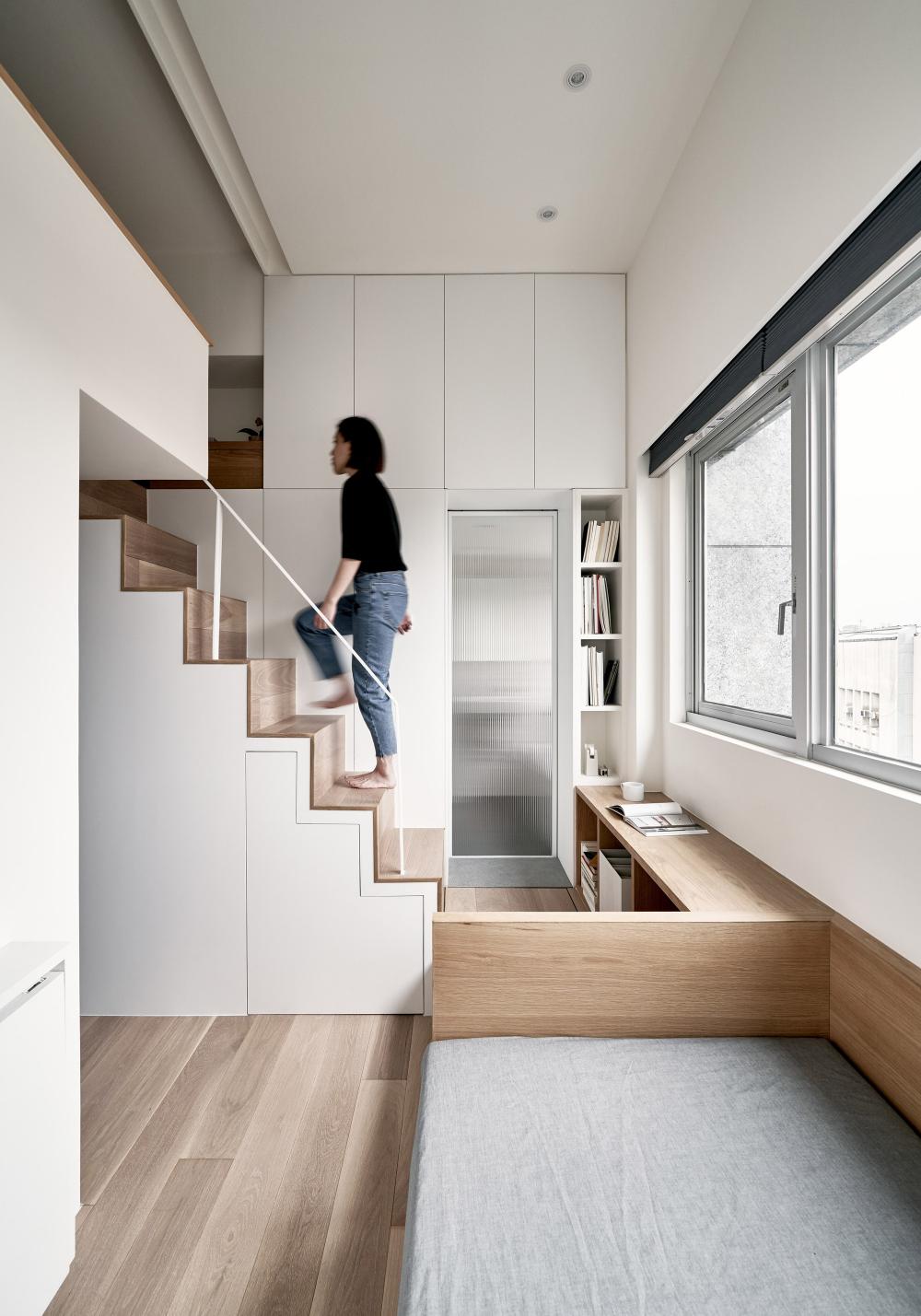 Hầu hết các bức tường đều được tận dụng bố trí tủ kệ lưu trữ, giúp căn hộ luôn gọn gàng, thoáng đẹp, bất chấp diện tích siêu nhỏ.