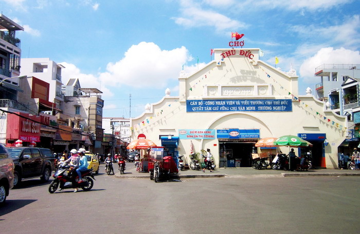 chợ Thủ Đức v&agrave; nhiều người, phương tiện đang đi lại