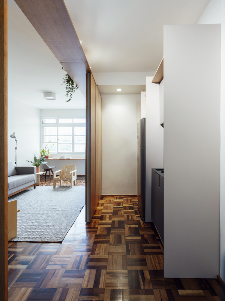 Khu vực nấu nướng được bố tr&iacute; ngay sảnh v&agrave;o căn hộ 29m2. Với thiết kế kiểu &acirc;m tường, gian bếp kh&ocirc;ng cản trở tầm nh&igrave;n xuy&ecirc;n suốt.