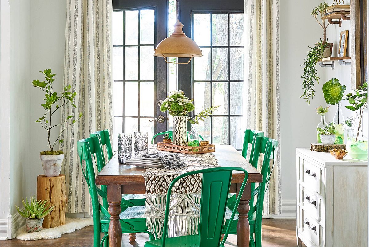 Ghế ăn m&agrave;u xanh l&aacute; c&acirc;y tươi s&aacute;ng tạo điểm nhấn m&agrave;u sắc sinh động cho ph&ograve;ng ăn ​ phong c&aacute;ch Shabby Chic.