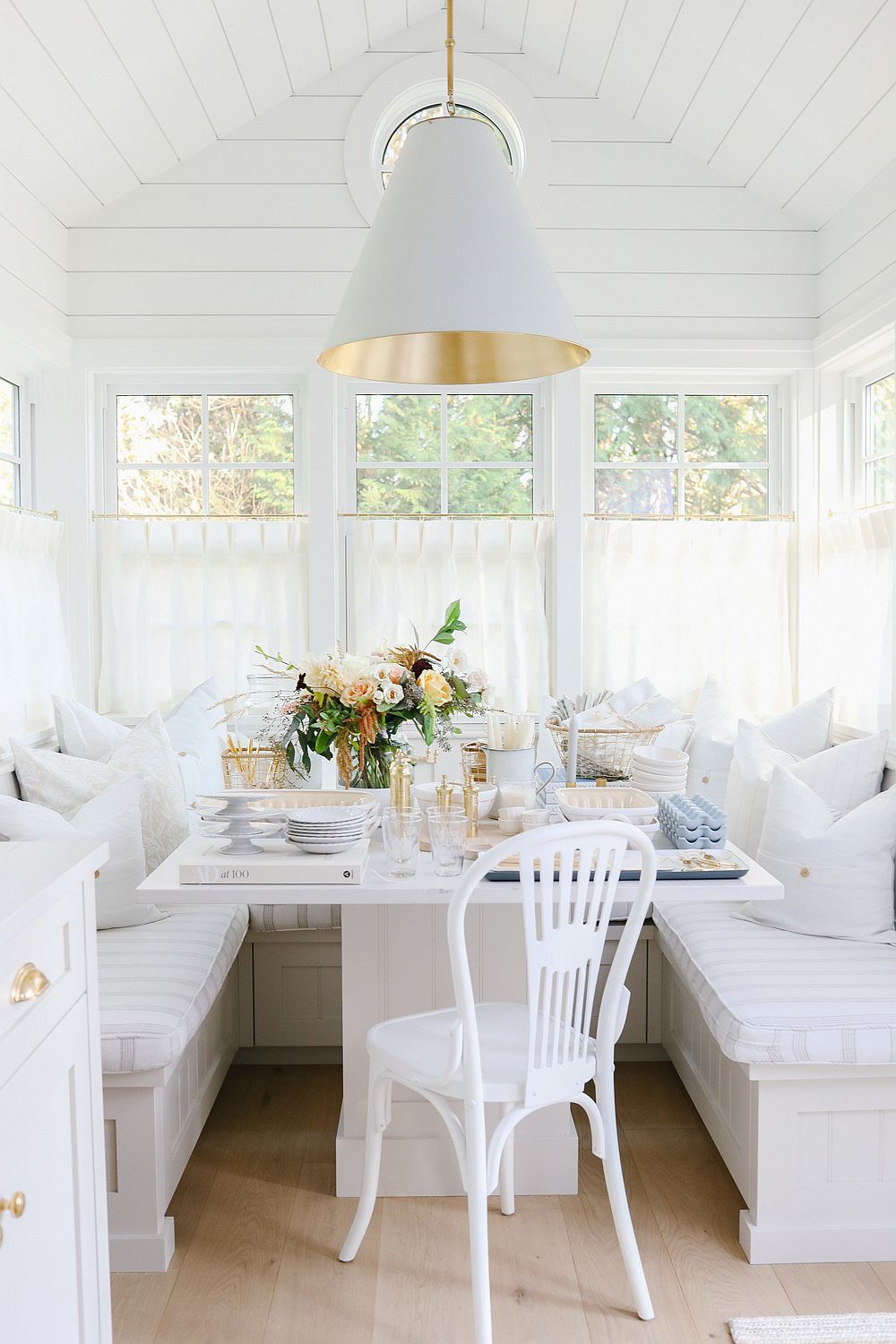 Chỗ ngồi kiểu "banquette" được đ&aacute;nh gi&aacute; l&agrave; giải ph&aacute;p ph&ugrave; hợp cho kh&ocirc;ng gian ăn uống c&oacute; diện t&iacute;ch khi&ecirc;m tốn.