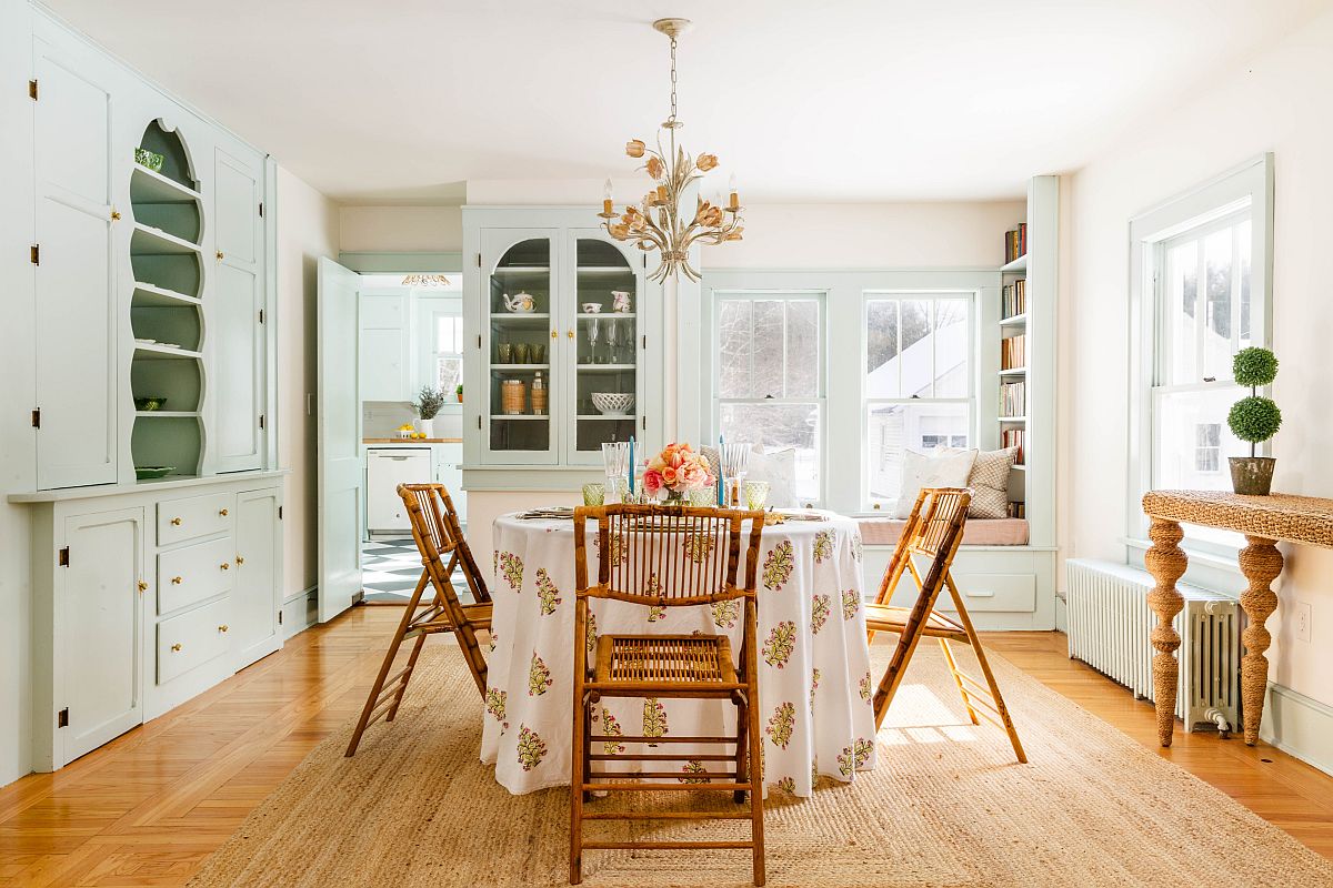 Ph&ograve;ng ăn phong c&aacute;ch Shabby Chic sang trọng với b&agrave;n ăn tr&ograve;n v&agrave; bộ ghế gỗ lạ mắt.