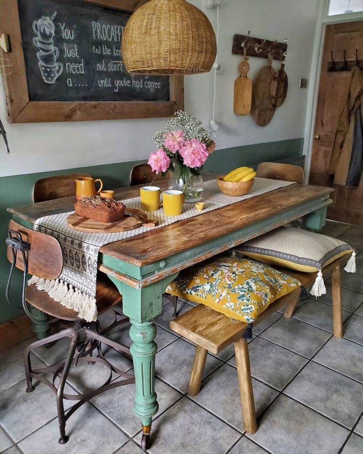 Gam màu xanh ngọc mang đến vẻ tươi mới, tràn đầy sức sống cho phòng bếp phong cách Shabby Chic mộc mạc, hoài cổ.