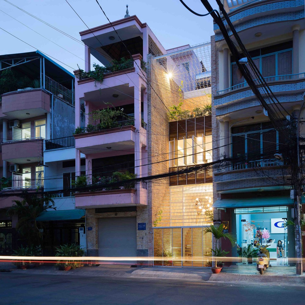 Khung cảnh nh&agrave; phố S&agrave;i G&ograve;n khi l&ecirc;n đ&egrave;n