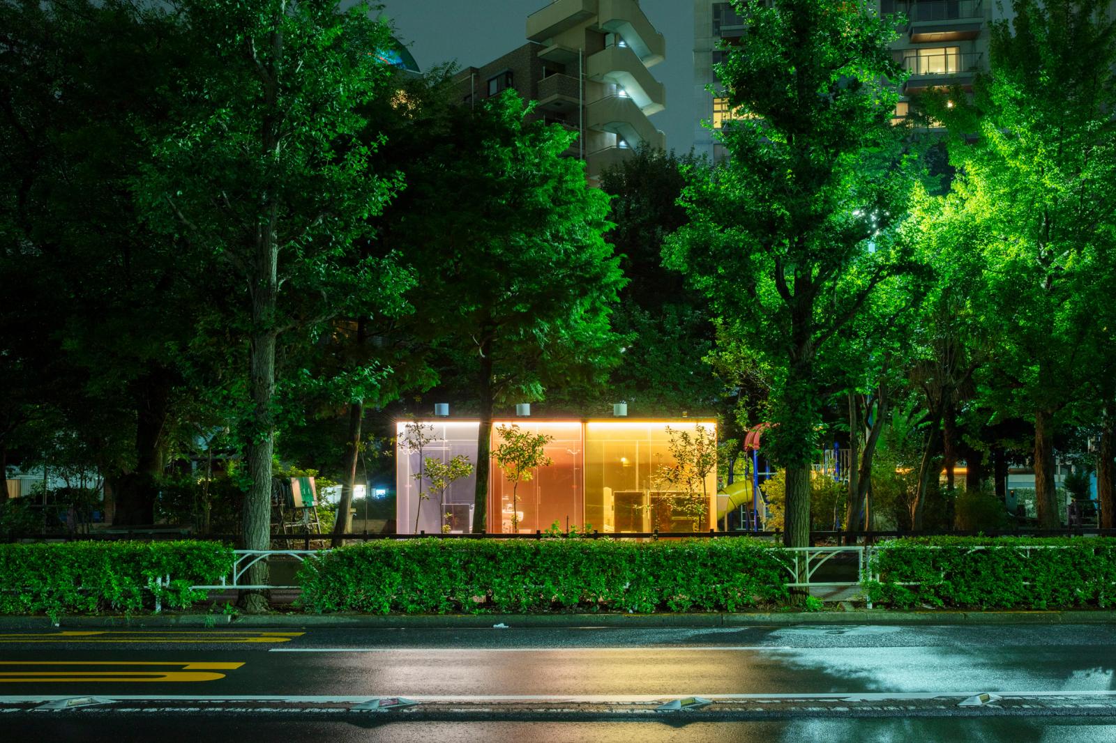 nhà vệ sinh kính màu hồng, tím, cam Nhà vệ sinh tại Công viên mini Yoyogi Fukamachi được thiết kế với các tấm kính màu cam, hồng và tím, cùng tông với các thiết bị của khu vui chơi gần đó.