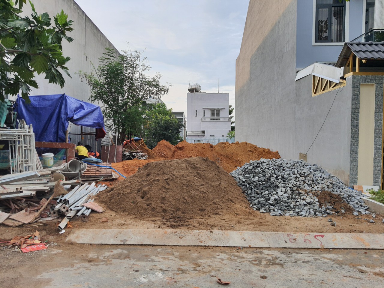 Tập kết vật liệu thi c&ocirc;ng m&oacute;ng băng