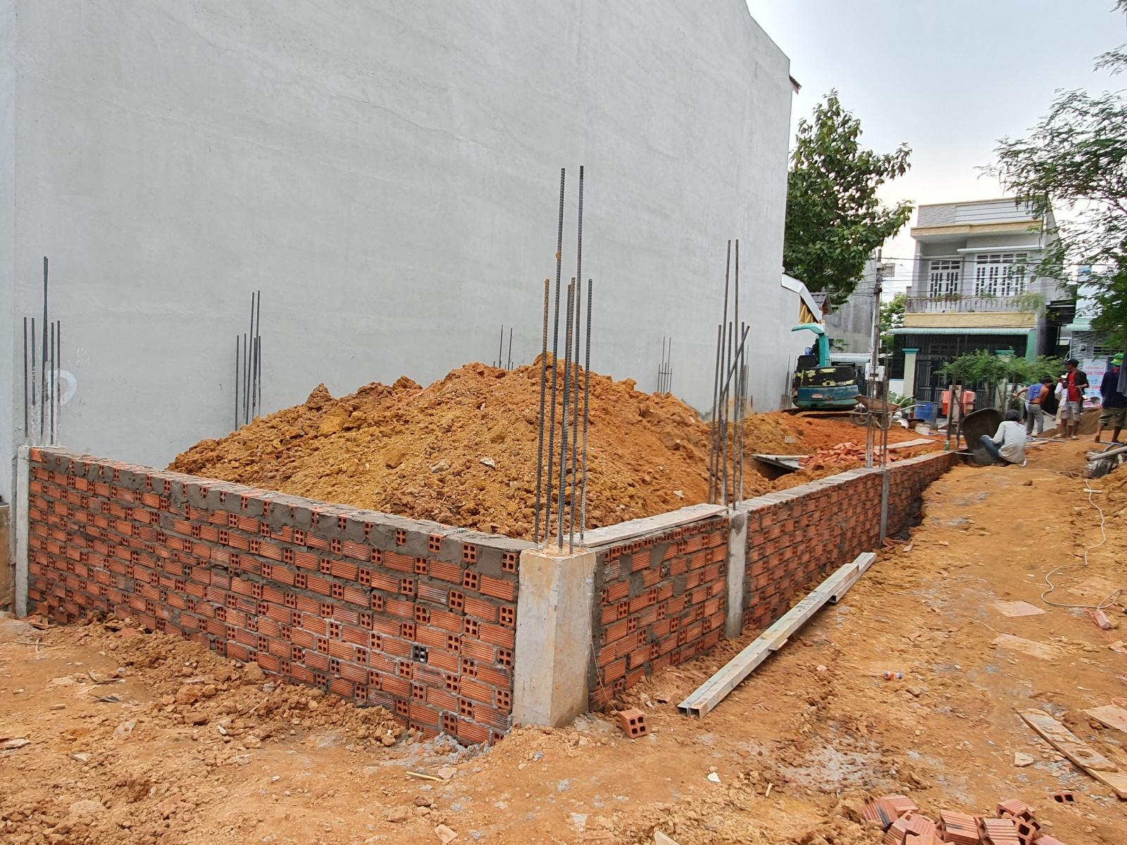 Tiến h&agrave;nh x&acirc;y hố m&oacute;ng