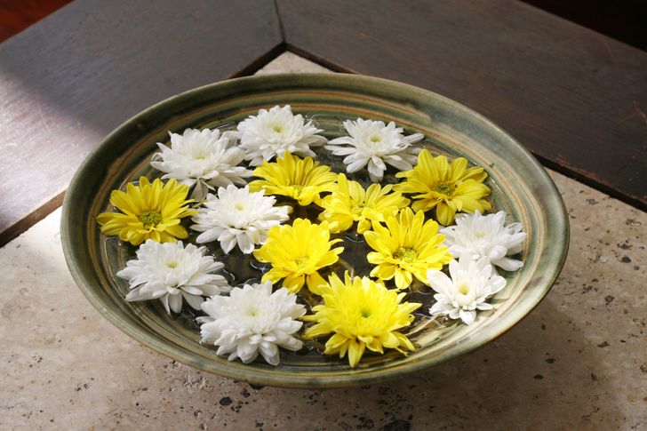 Cắm hoa trong bát nước
