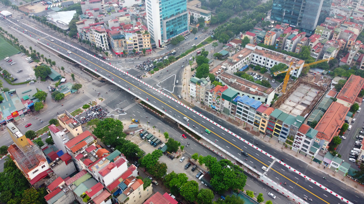 h&igrave;nh ảnh cầu vượt n&uacute;t giao Ho&agrave;ng Quốc Việt - Nguyễn Văn Huy&ecirc;n nh&igrave;n từ tr&ecirc;n cao.
