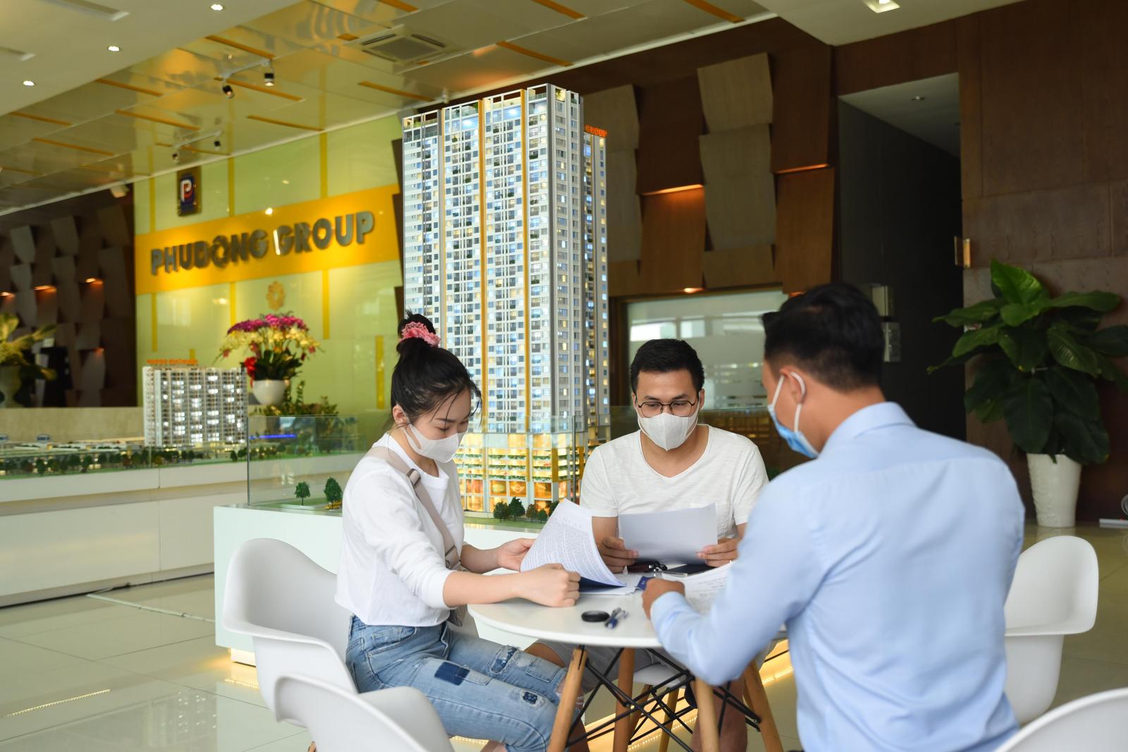 Nh&agrave; đầu tư giao dịch mua b&aacute;n bất động sản