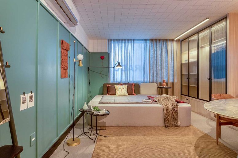 Một trong những đồ nội thất ch&iacute;nh l&agrave; giường - t&acirc;m điểm của kh&ocirc;ng gian. Chiếc giường được tạo ra để đ&aacute;p ứng nhu cầu của chủ nh&acirc;n suốt cả ng&agrave;y với nhiều tựa lưng kh&aacute;c nhau c&oacute; thể di chuyển cho từng chức năng kh&aacute;c nhau.