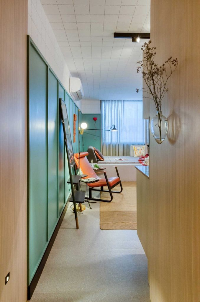 Trong căn hộ studio n&agrave;y, mọi thứ đều đa chức năng, v&iacute; dụ như chiếc gương t&iacute;ch hợp đến hai gi&aacute; đựng đồ gọn đẹp.