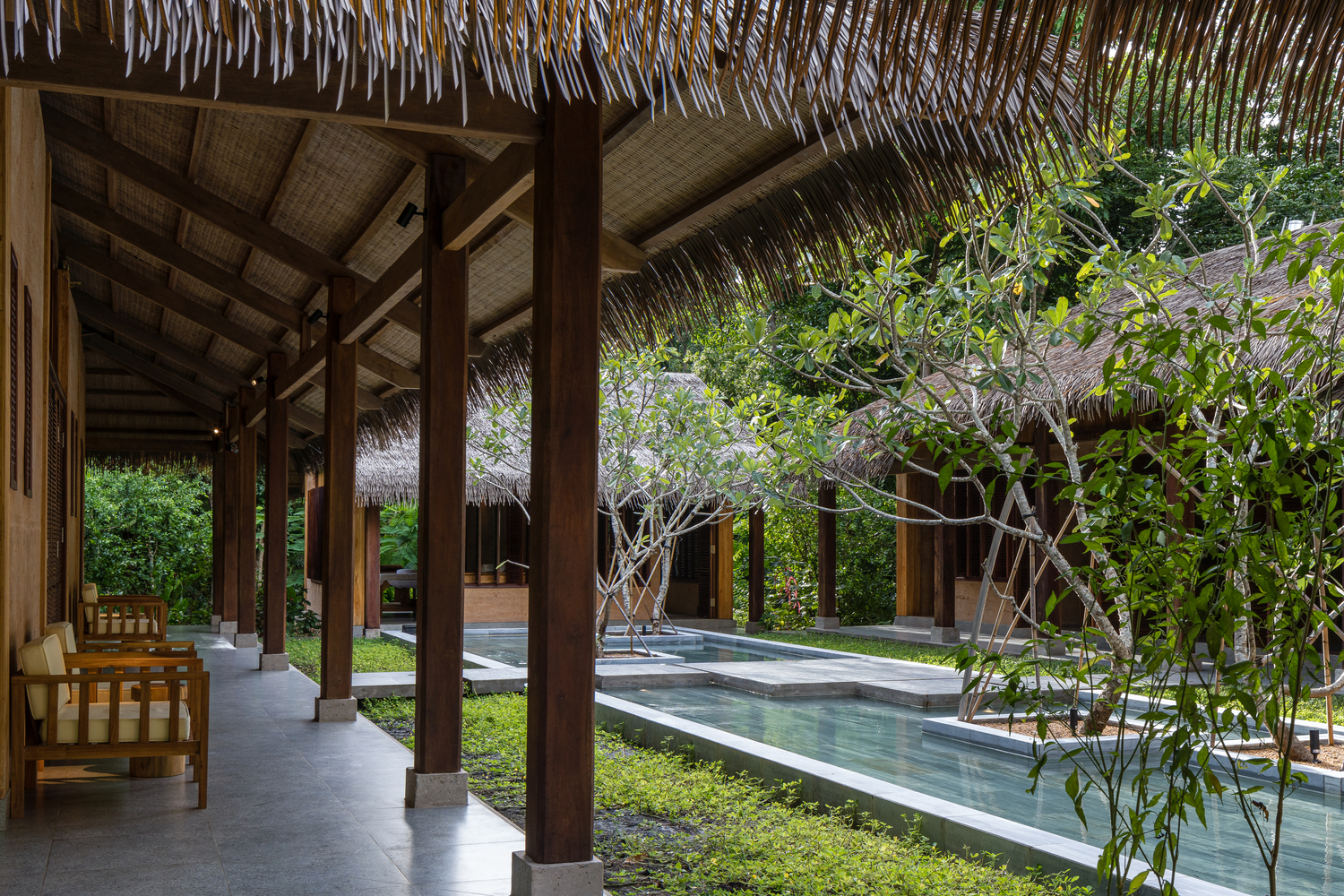 S&acirc;n vườn được trồng c&aacute;c loại c&acirc;y, hoa c&oacute; nguồn gốc địa phương dễ trồng, dễ chăm s&oacute;c.