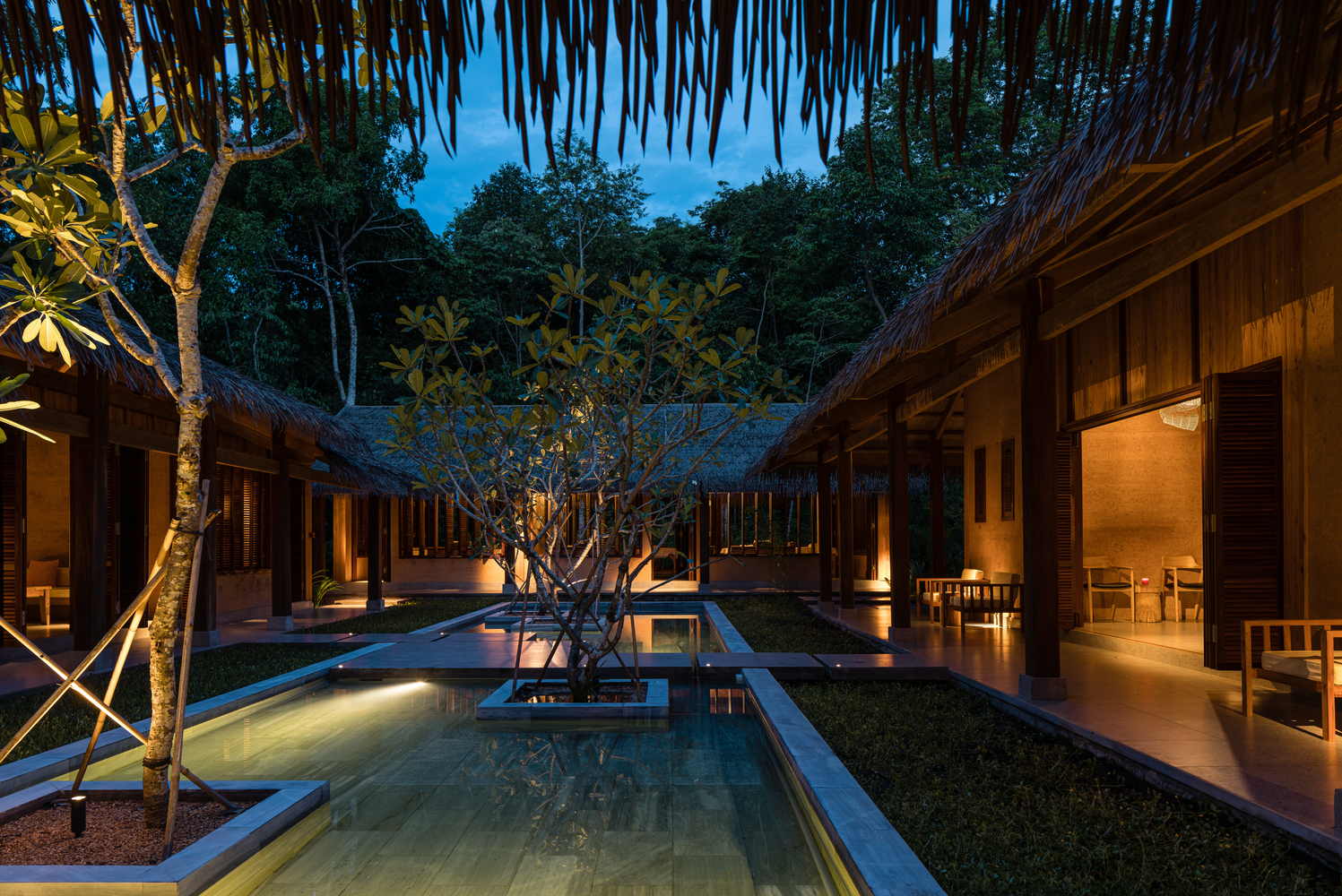 hồ nước sinh động ở s&acirc;n trong nh&agrave; nghỉ dưỡng