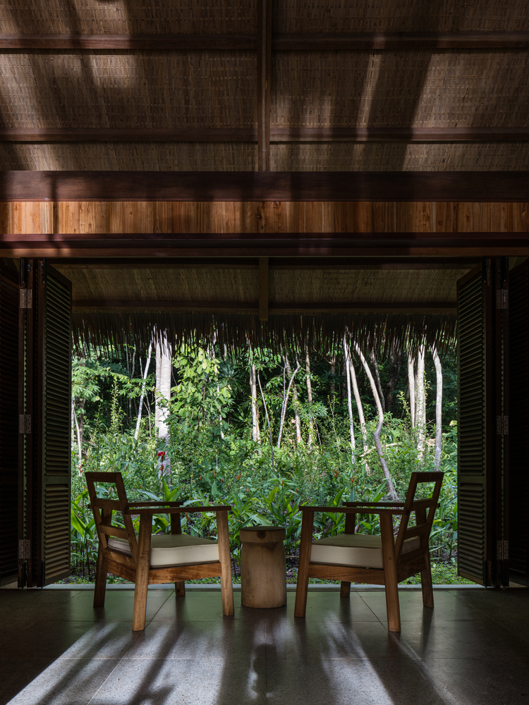 g&oacute;c ngồi thư gi&atilde;n, đọc s&aacute;ch trong khu nghỉ dưỡng ở Ph&uacute; Quốc