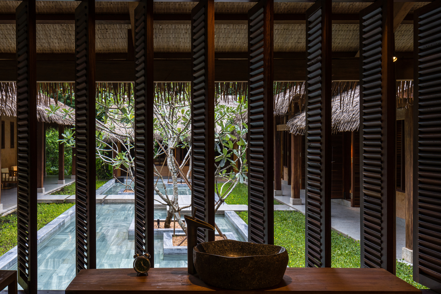 Hệ cửa gỗ xoay linh hoạt gi&uacute;p điều tiết &aacute;nh s&aacute;ng tự nhi&ecirc;n v&agrave;o trong nh&agrave;.