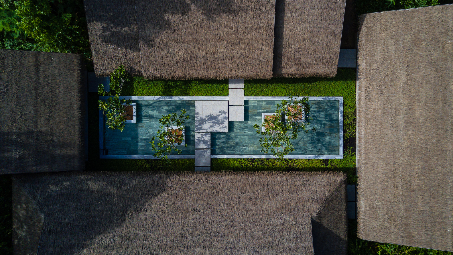 hồ bơi khu nghỉ dưỡng nhìn từ trên cao hồ bơi khu nghỉ dưỡng nhìn từ trên cao