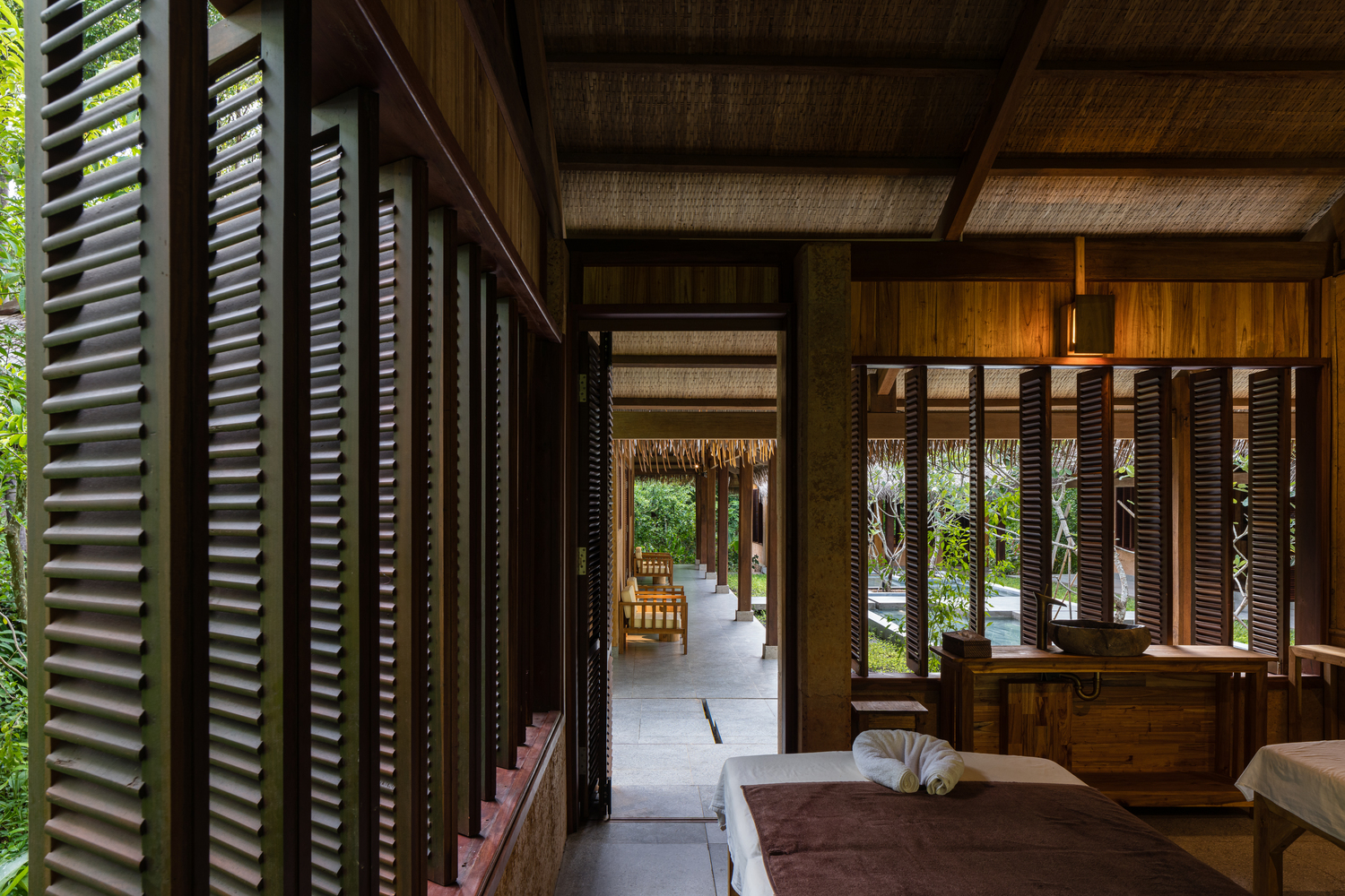 Những bức tường đất kết hợp với m&aacute;i mở rộng v&agrave; cửa ra v&agrave;o, cửa sổ bằng gỗ mang đến sự tho&aacute;ng m&aacute;t, thư th&aacute;i cho kh&ocirc;ng gian b&ecirc;n trong nh&agrave; nghỉ dưỡng.