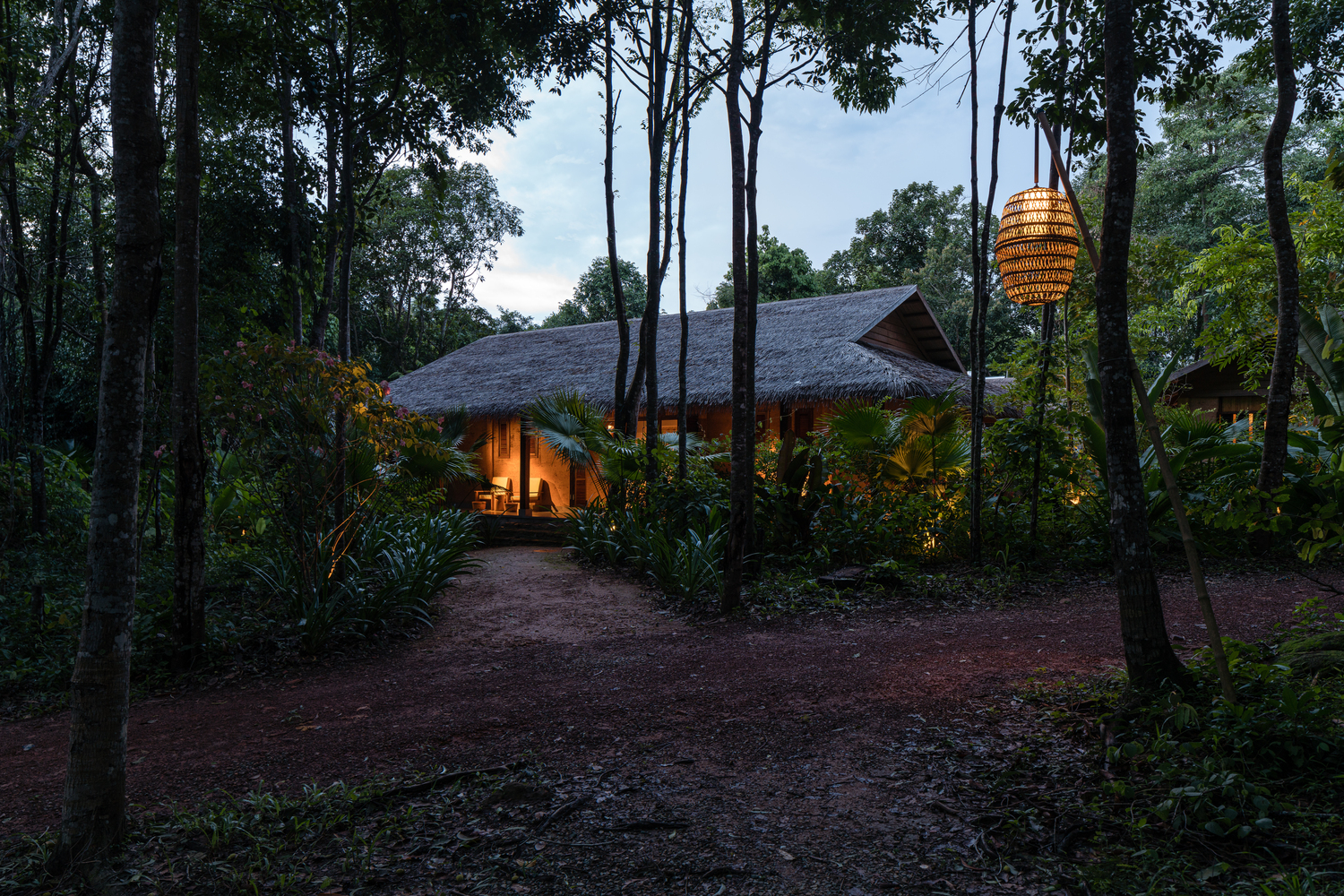 nhà nghỉ dưỡng giữa rừng cây với ánh đèn vàng ấm áp ngôi nhà nghĩ dưỡng giữa rừng cây với ánh đèn vàng ấm áp