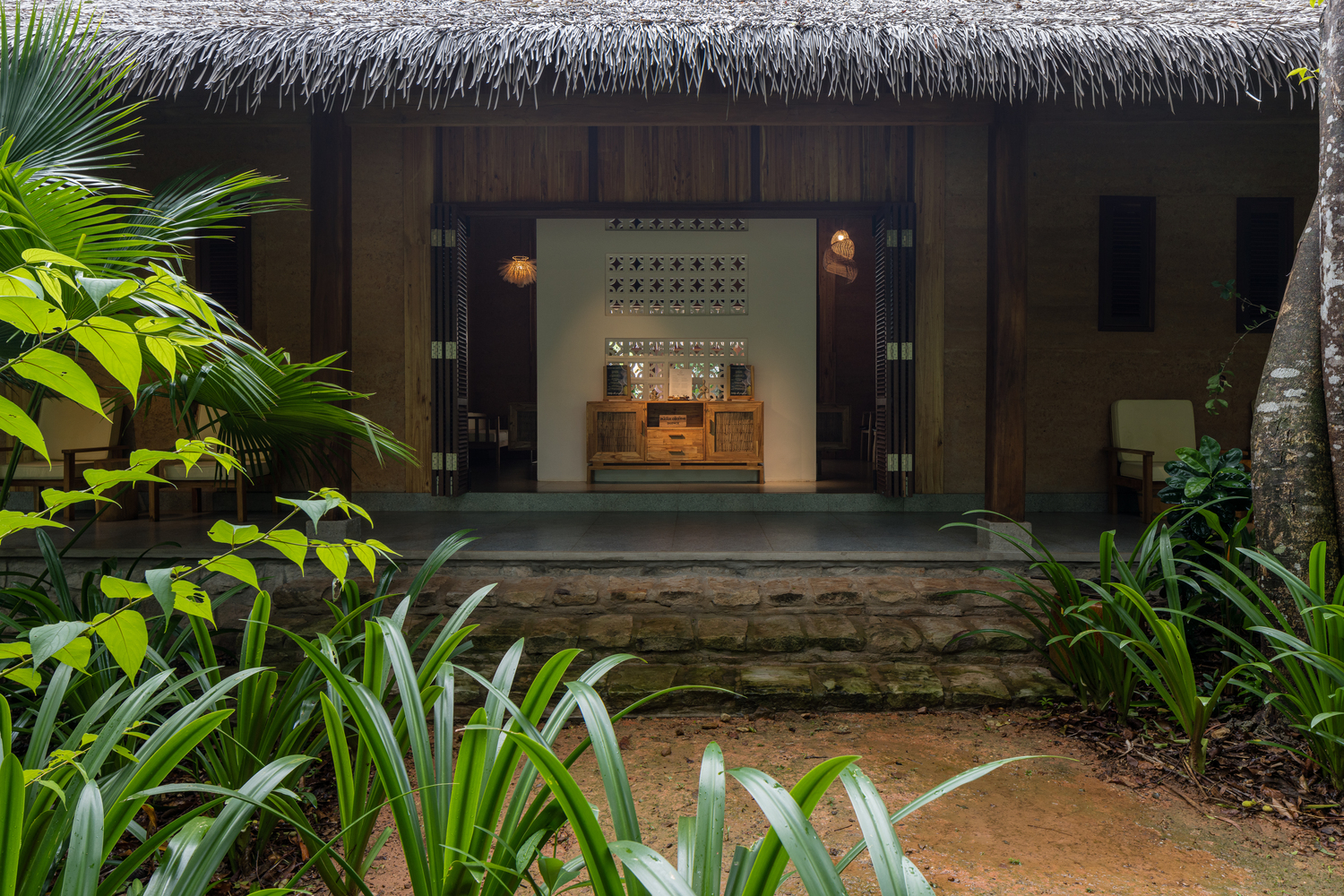 cận cảnh cửa ra v&agrave;o một ng&ocirc;i nh&agrave; nghỉ dưỡng ở Ph&uacute; Quốc