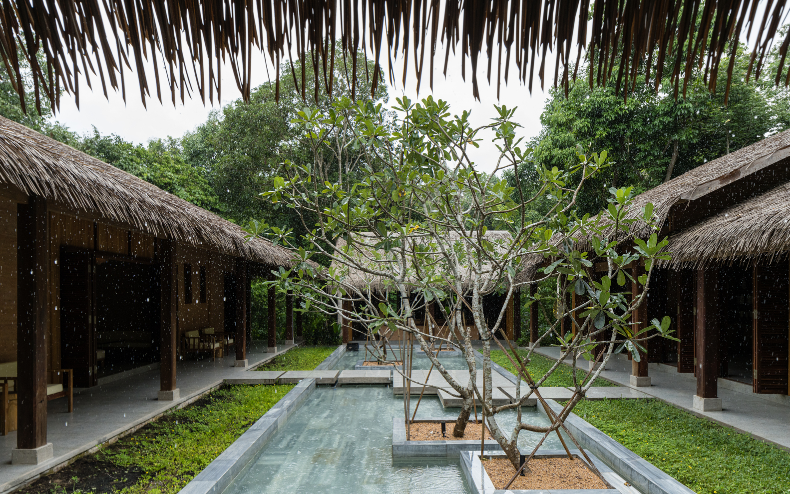 sân trong nhà nghỉ dưỡng với hồ bơi trung tâm sân trong nhà nghỉ dưỡng với hồ bơi trung tâm