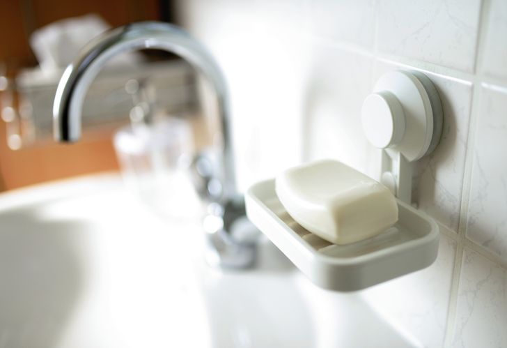Chiếc kệ nhỏ đựng b&aacute;nh x&agrave; ph&ograve;ng thường bị lem nhem do vụn x&agrave; ph&ograve;ng vương ra trong qu&aacute; tr&igrave;nh sử dụng. 