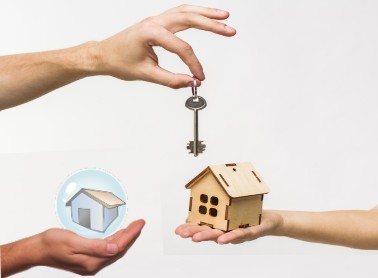 3 bàn tay truyền tay nhau một chiếc chìa khóa nhà