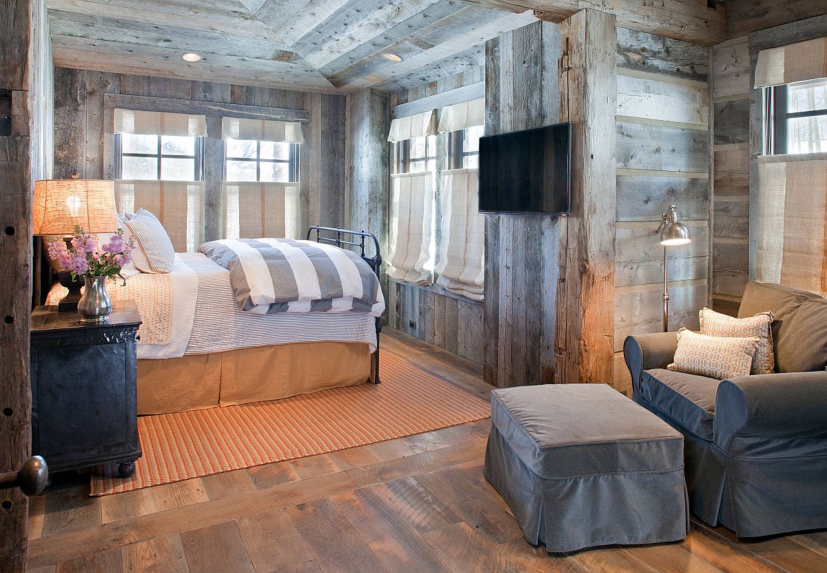 Góc đọc sách trong phòng ngủ phong cách Rustic được thiết kế rất thời thượng, chỉ sử dụng đèn sàn và bộ ghế ngồi êm ái, thoải mái.