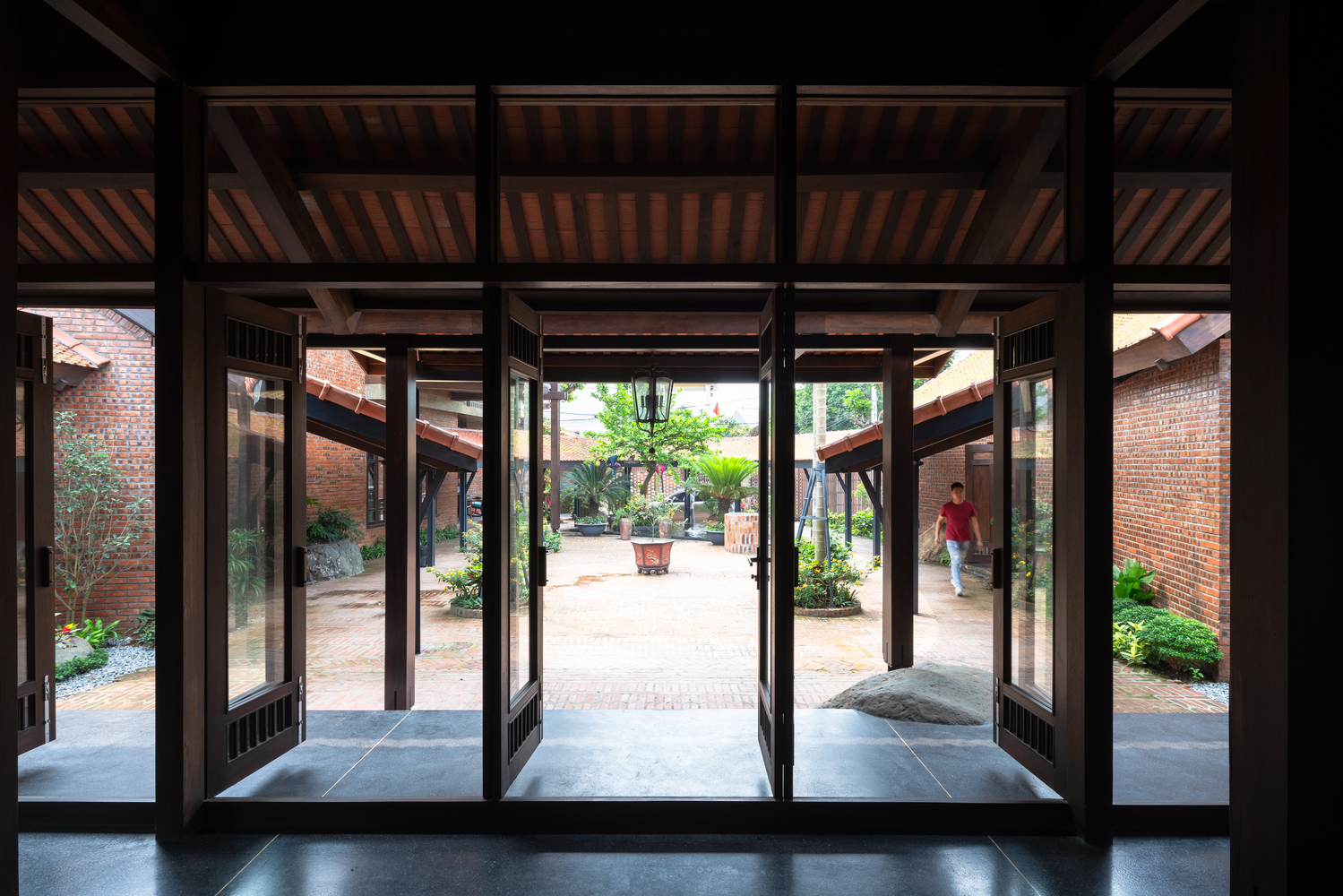 Hệ cửa gỗ cao rộng kết hợp chất liệu k&iacute;nh trong suốt mang đến tầm nh&igrave;n đẹp, đồng thời gi&uacute;p tận dụng tối đa &aacute;nh s&aacute;ng tự nhi&ecirc;n.