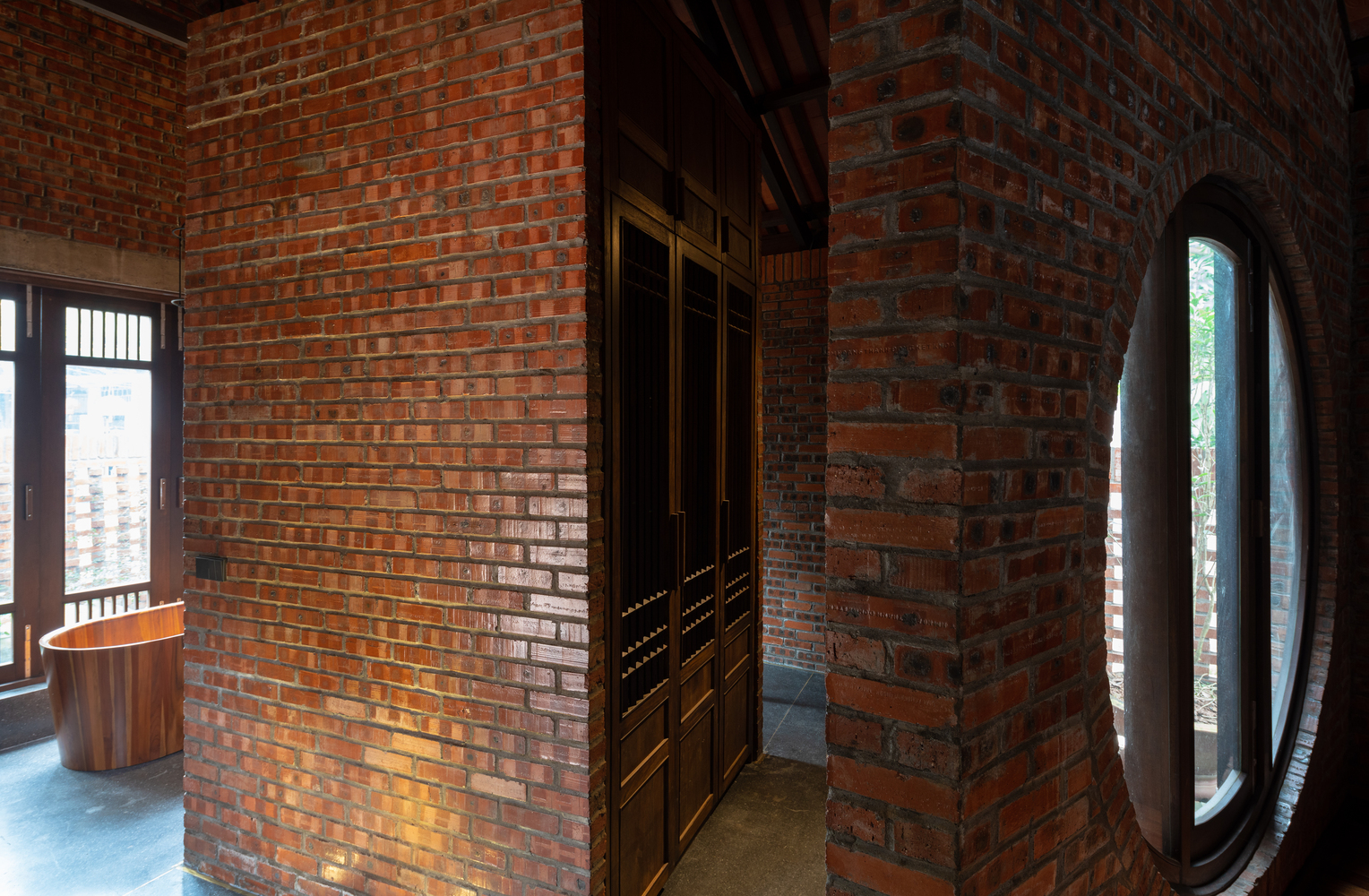 b&ecirc;n trong ng&ocirc;i nh&agrave; Bắc Hồng với tường gạch đỏ ấm &aacute;p