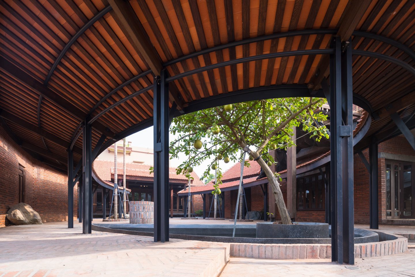 s&acirc;n trong rộng r&atilde;i với m&aacute;i hi&ecirc;n lớn