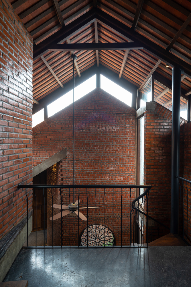 cầu thang b&ecirc;n trong nh&agrave; Bắc Hồng