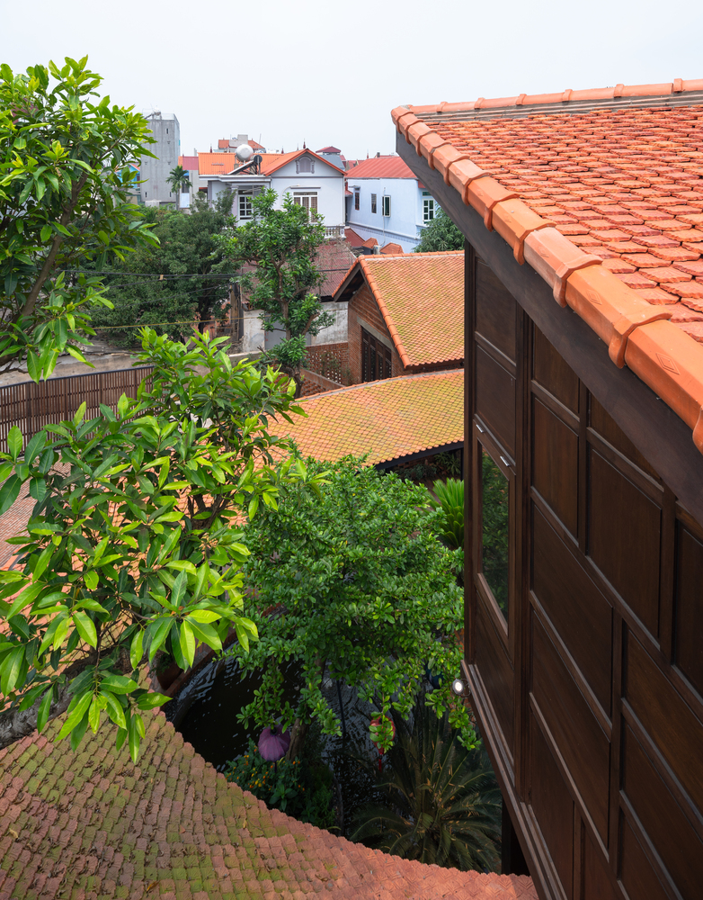 Ng&ocirc;i nh&agrave; sử dụng c&aacute;c vật liệu truyền thống quen thuộc như gỗ, ng&oacute;i đỏ, gạch trần tạo cảm gi&aacute;c ấm &aacute;p, th&acirc;n thiện với m&ocirc;i trường.