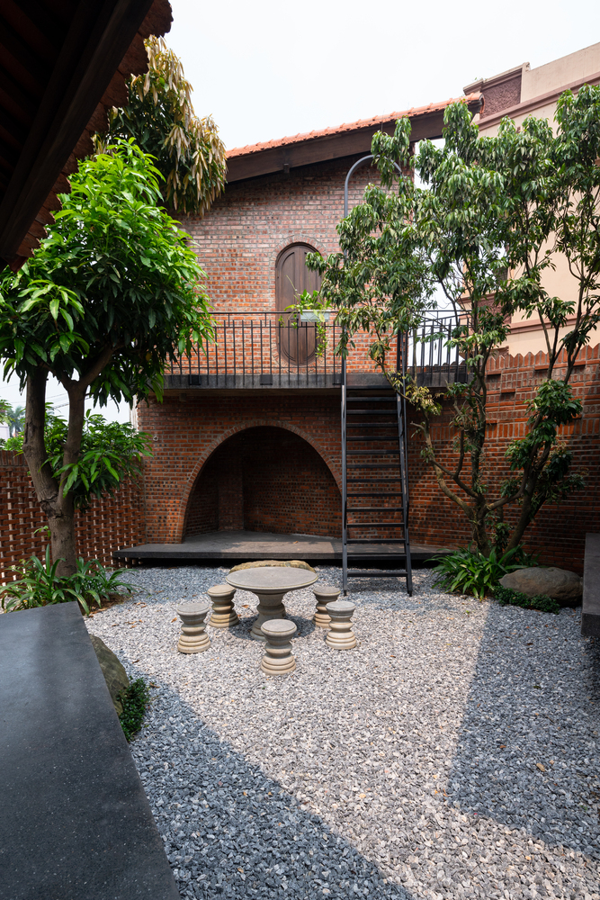 S&acirc;n trong ngập tr&agrave;n nắng gi&oacute;, nơi đ&acirc;y gia chủ đạt bộ b&agrave;n ghế nhỏ độc đ&aacute;o l&agrave;m nơi thưởng tr&agrave;, tận hưởng bầu kh&ocirc;ng kh&iacute; trong l&agrave;nh.