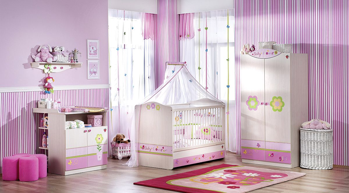 Trang tr&iacute; ph&ograve;ng cho trẻ sơ sinh lấy cảm hứng từ hoa violet m&ugrave;a thu c&ugrave;ng với những mảng hồng ngọt ng&agrave;o, quyến rũ.