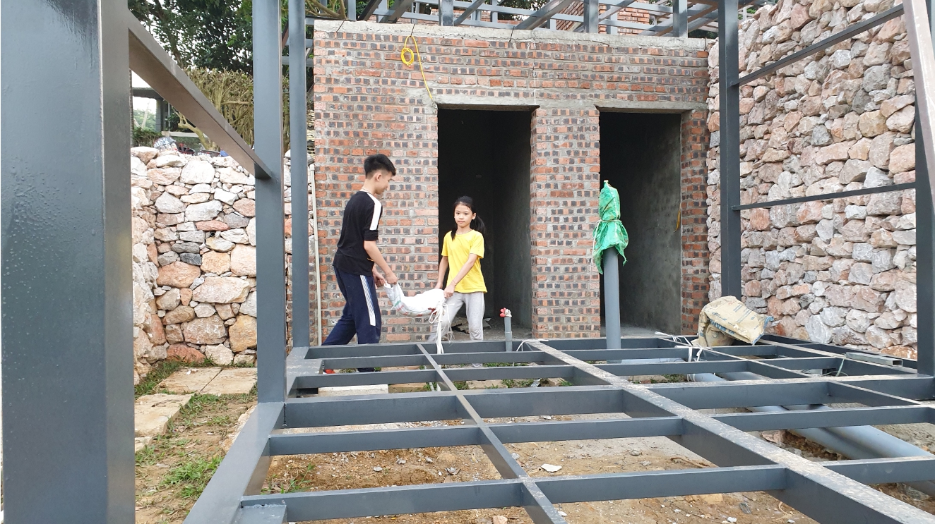 Cả gia đ&igrave;nh tham gia v&agrave;o việc x&acirc;y dựng ng&ocirc;i nh&agrave;