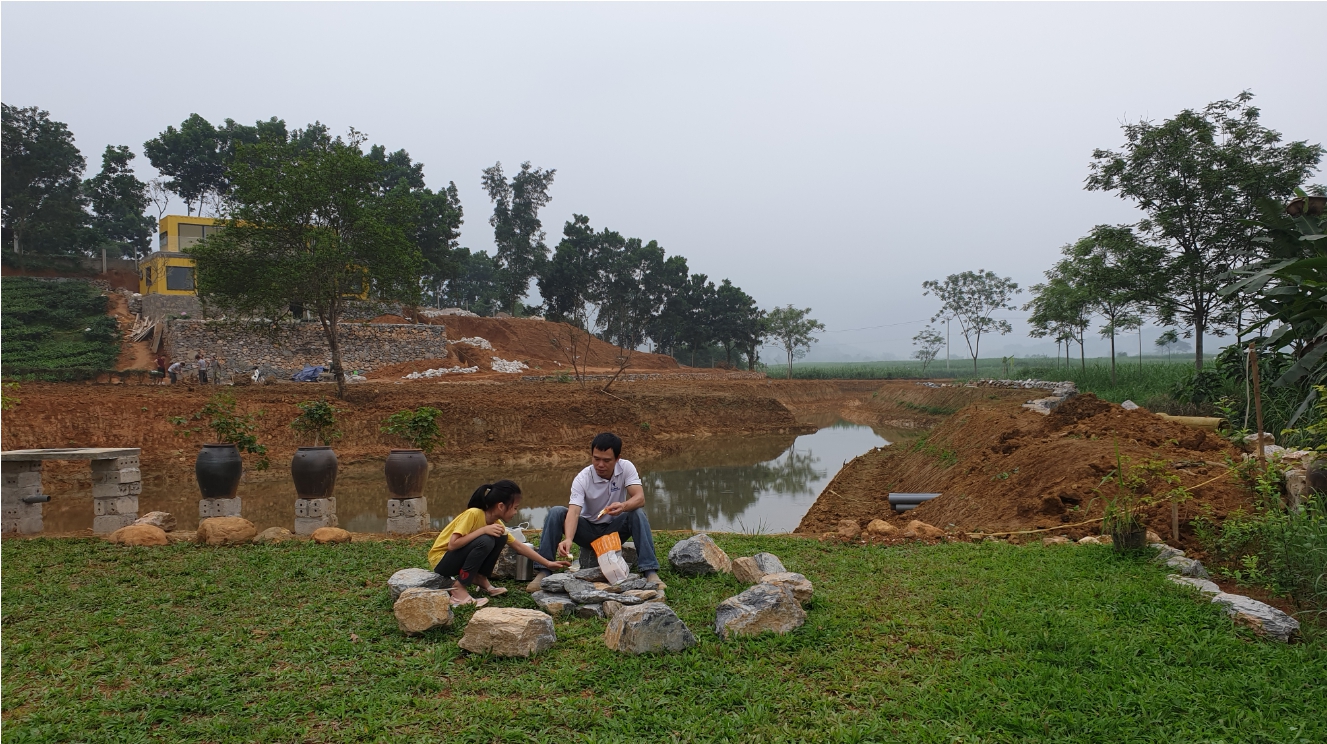 Cha c&ugrave;ng con g&aacute;i thiết kế nơi đặt bếp lửa ngo&agrave;i trời