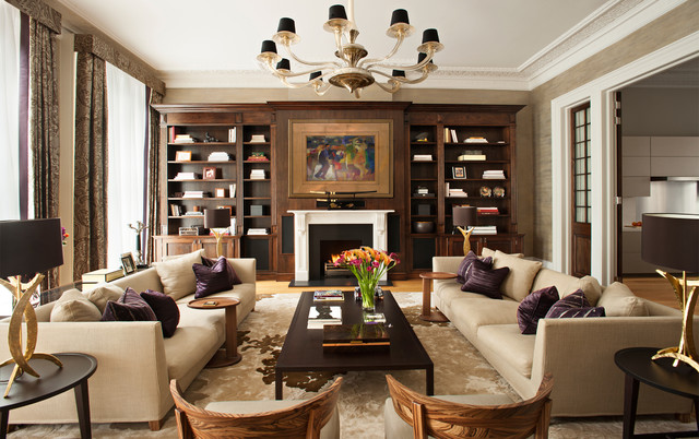 hình ảnh toàn cảnh phòng khách với bộ ghế sofa màu trắng đặt đối xứng qua bàn trà, hệ tủ kệ gỗ trang trí ấn tượng