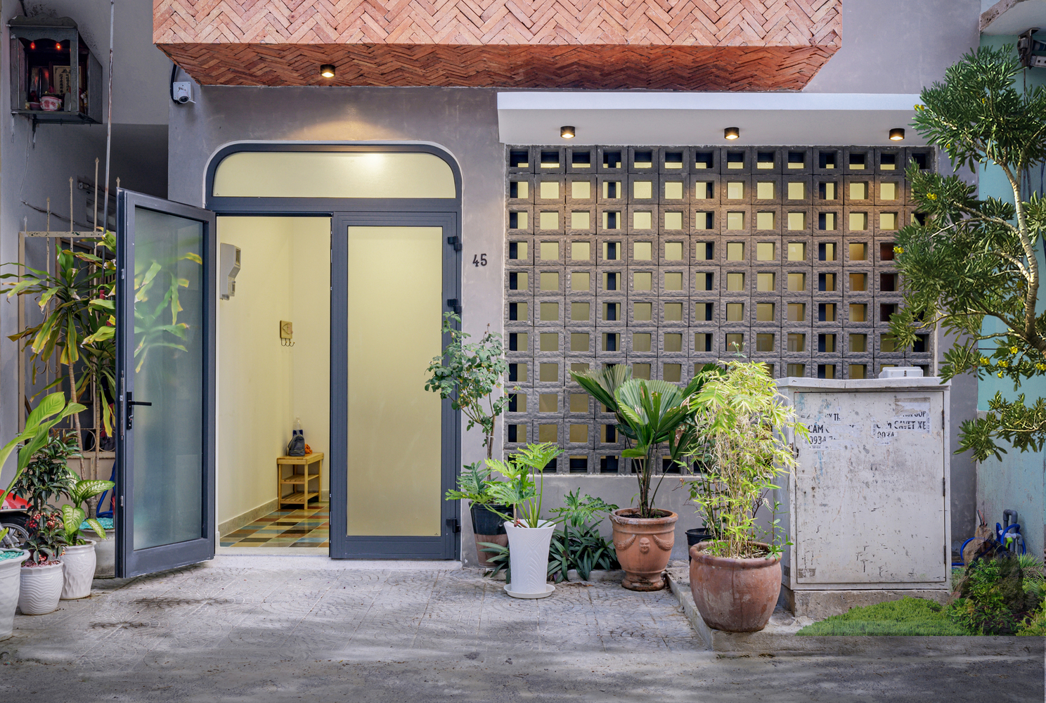 cận cảnh lối v&agrave;o nh&agrave;