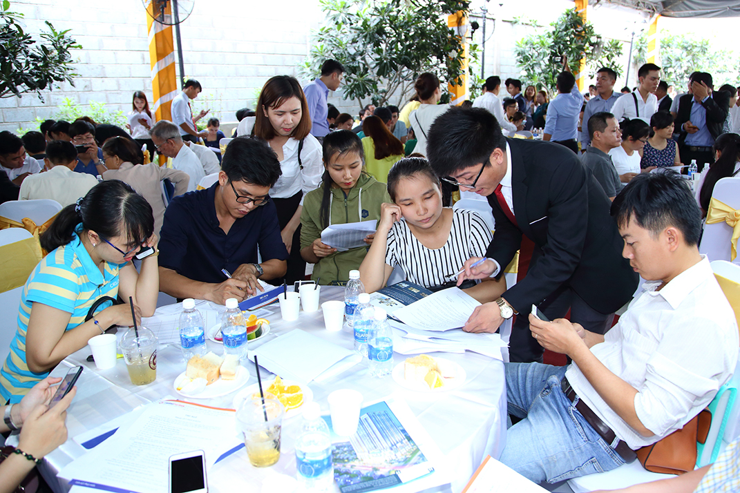 Kh&aacute;c h&agrave;ng tham gia giao dịch bất động sản tại một dự &aacute;n căn hộ tại TP.HCM