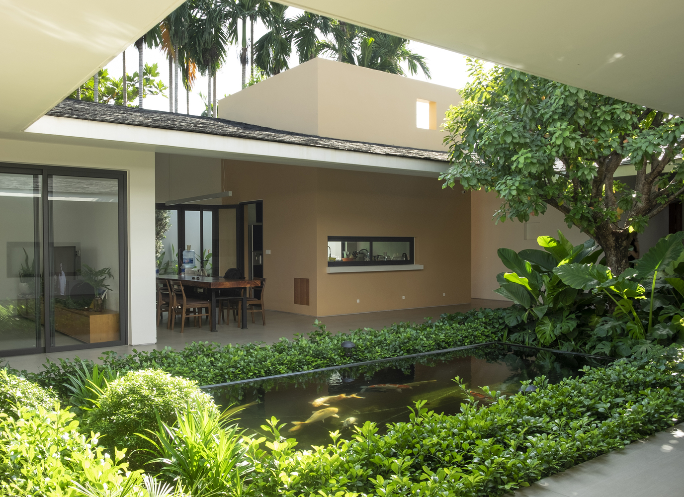 Khu vườn trung t&acirc;m rộng 40m2 với sắc xanh thi&ecirc;n nhi&ecirc;n ngập tr&agrave;n.
