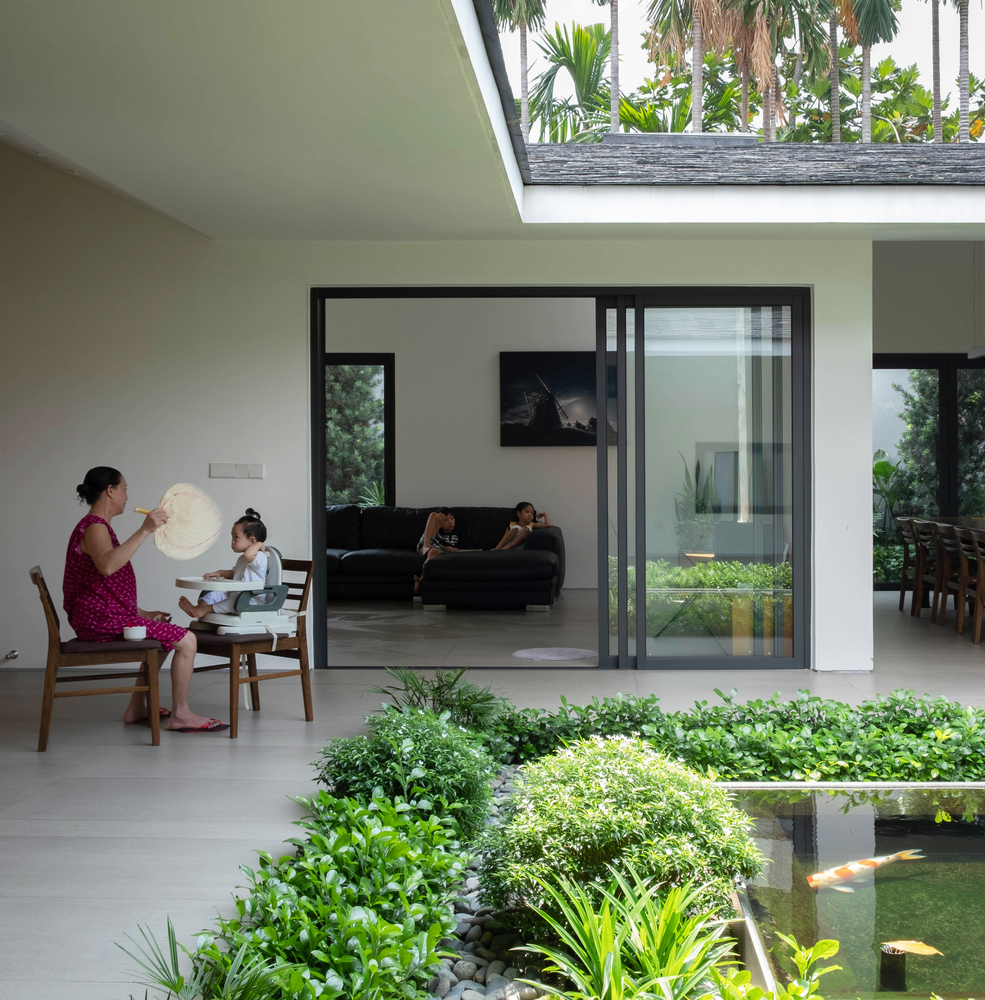 hi&ecirc;n nh&agrave; tho&aacute;ng đ&atilde;ng, cạnh hồ nước, vườn c&acirc;y xanh tốt